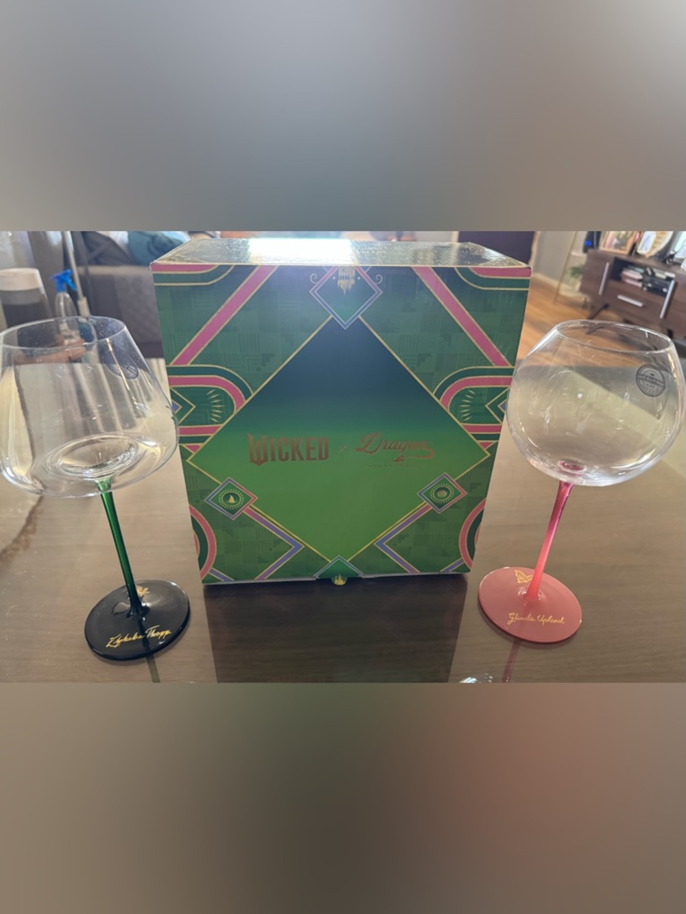 WICKED : GLINDA & ELPHABA Wine Set .